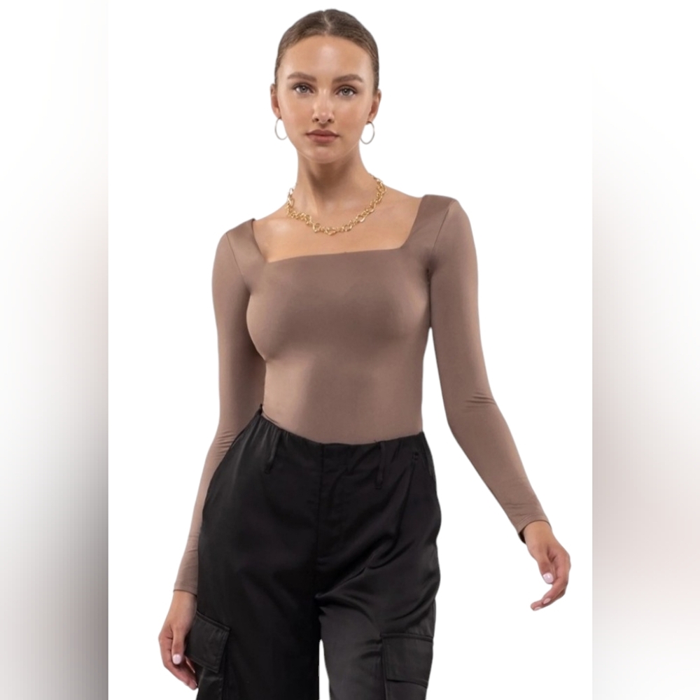 SQUARE NECK LONG SLEEVE TOP IN TAUPE. SIZE SMALL